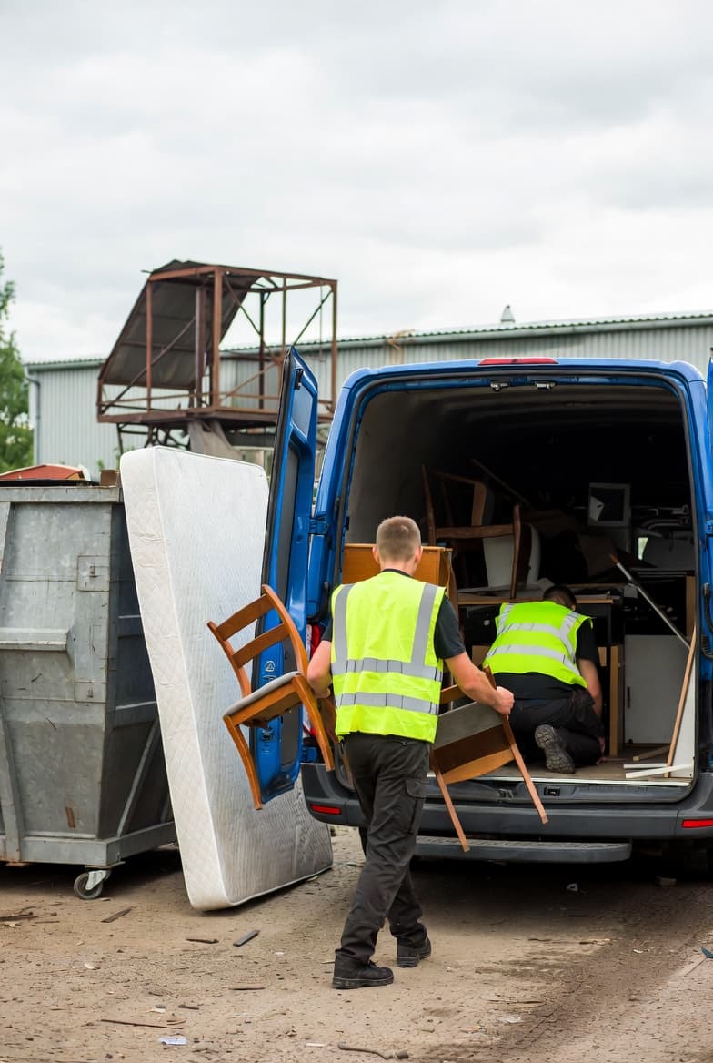 Kaubik mööbliga jäätmejaamas