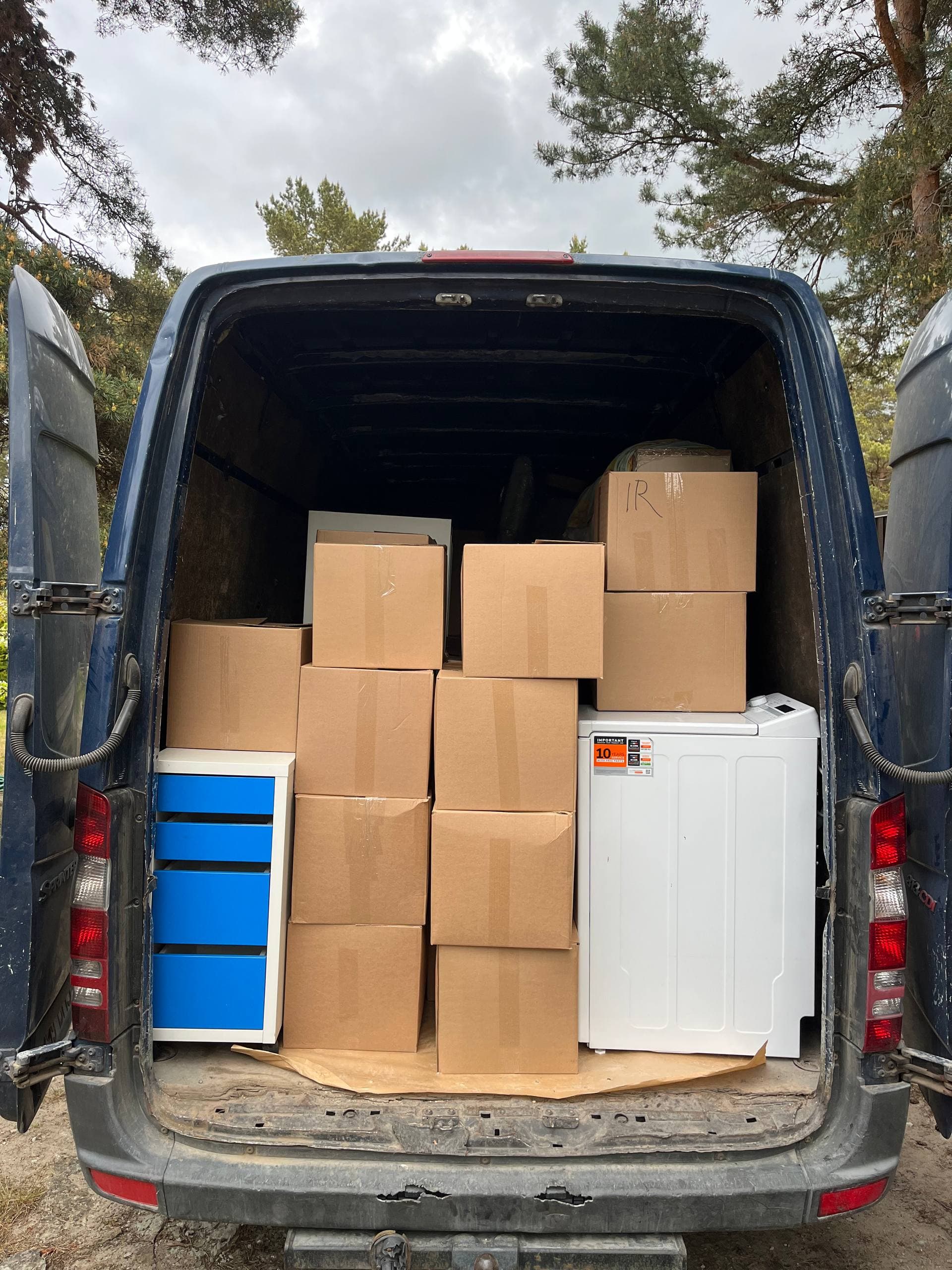 GOLOG van loaded with moving boxes and a washing machine in Tallinn